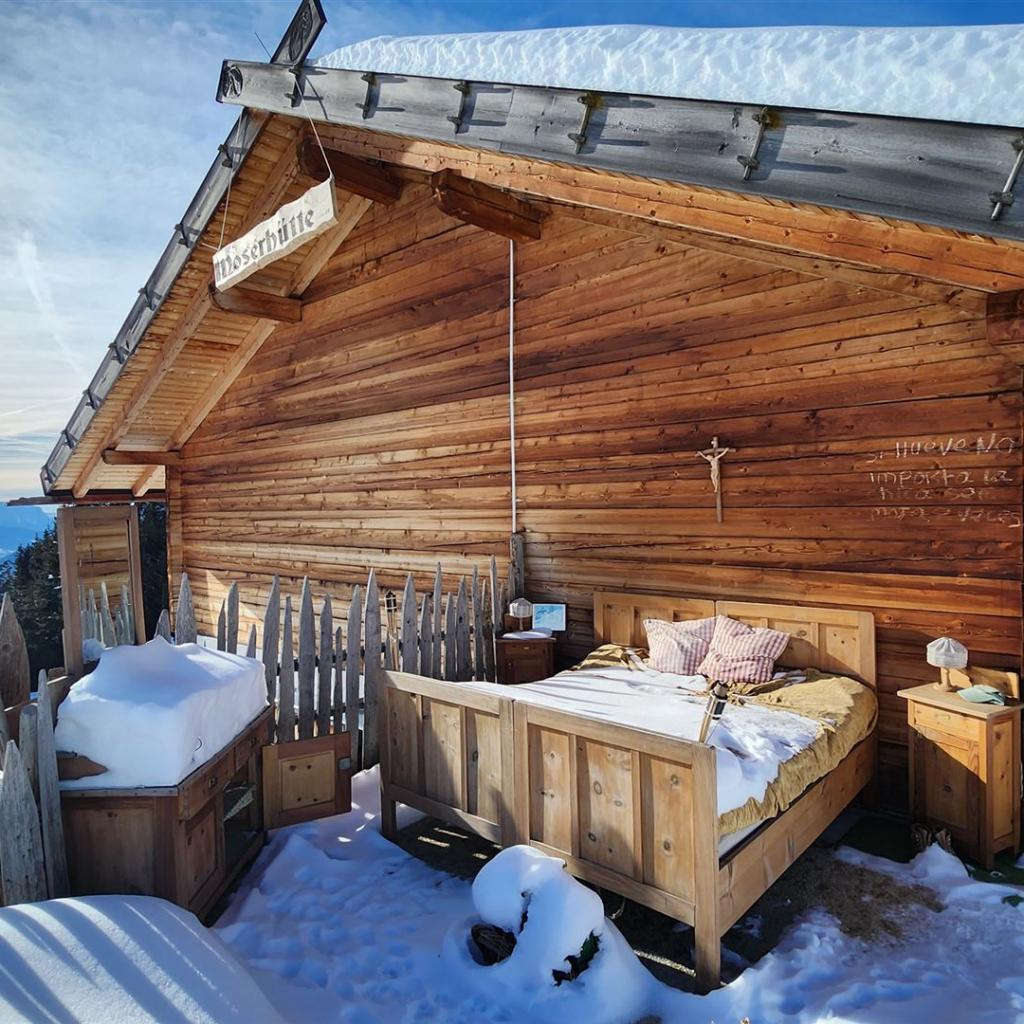 Ein Bett im Freien an der Moserhütte