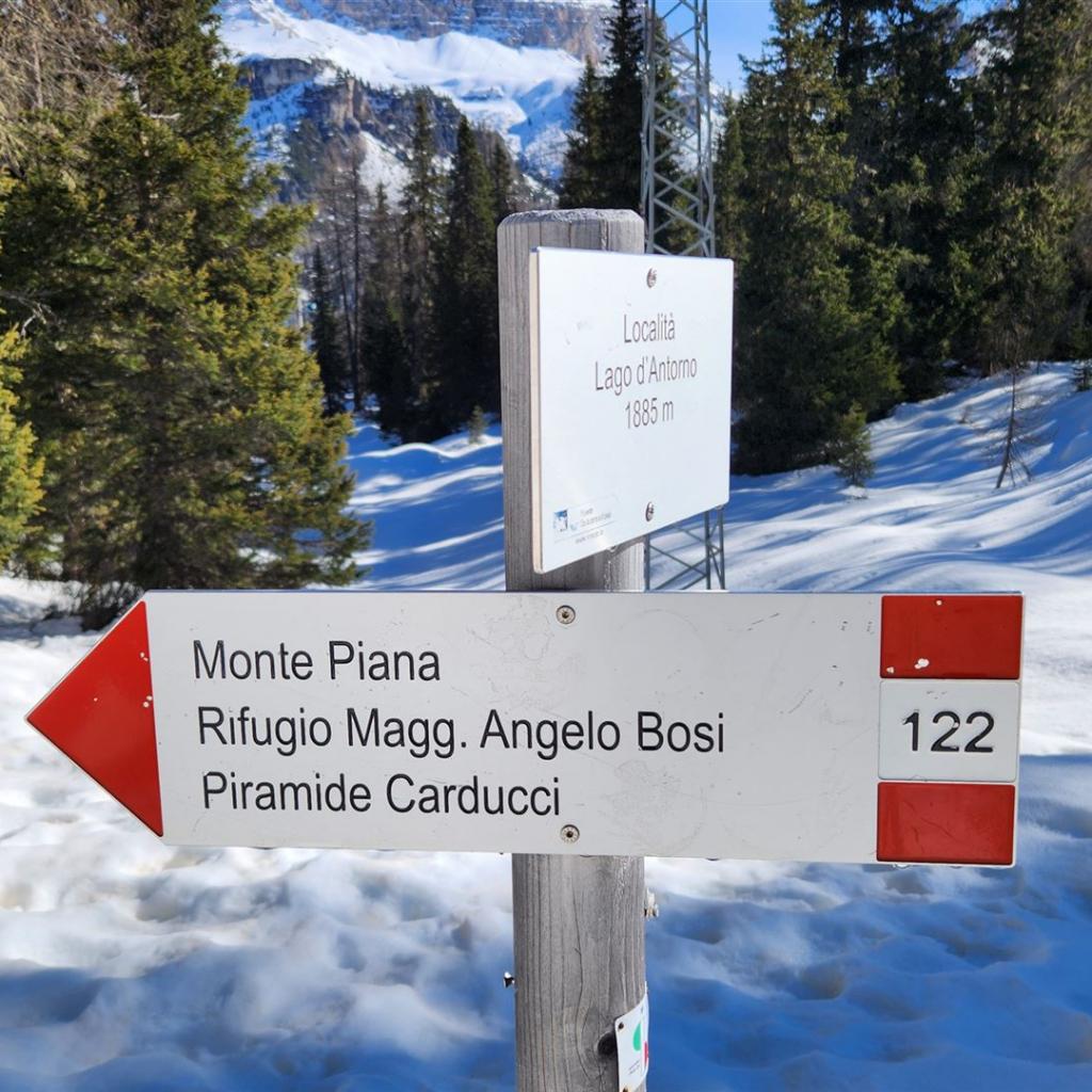 Schild nach dem Lago d’Antorno