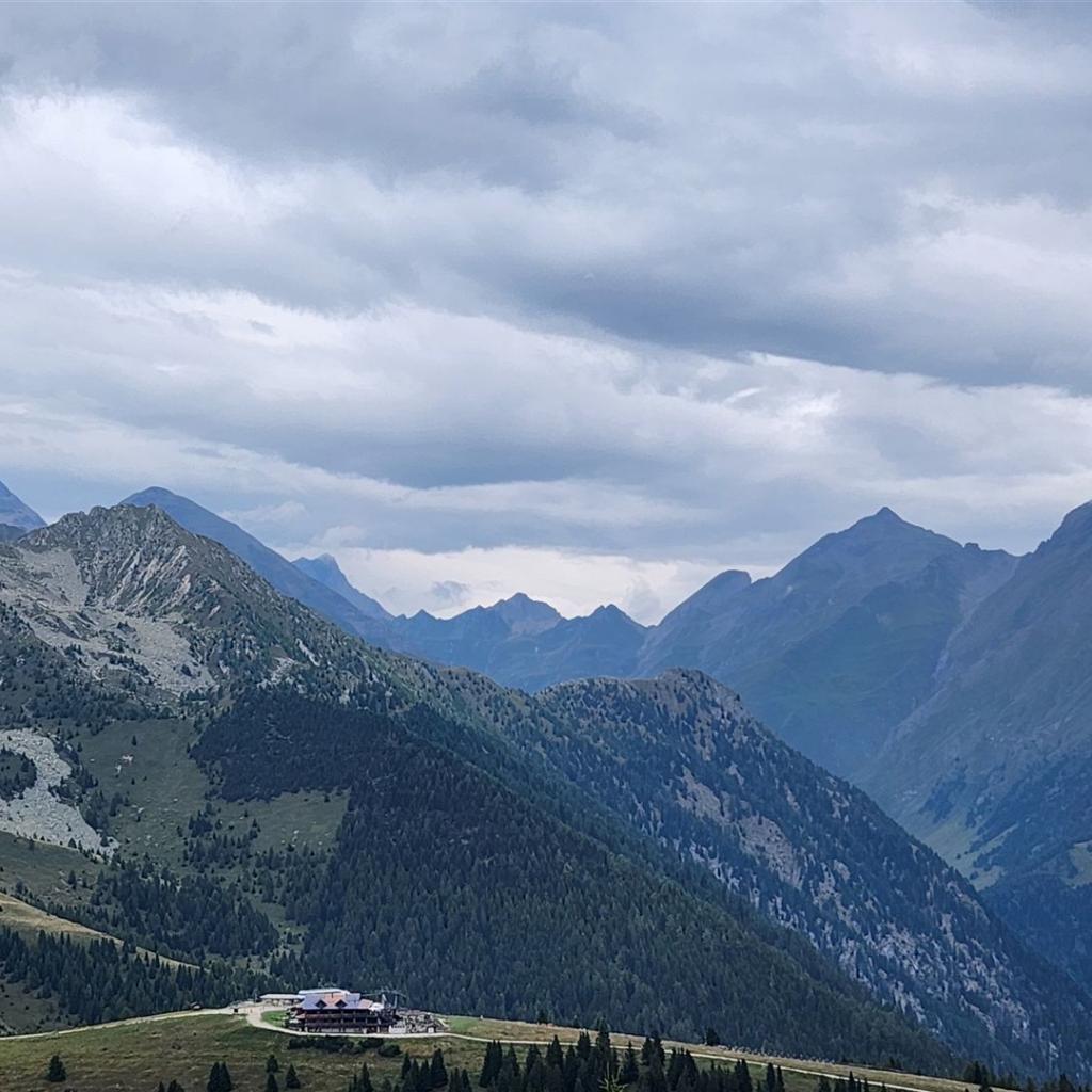 Links: Wilde Kreuzspitze, rechts hinten: Wurmaulspitze