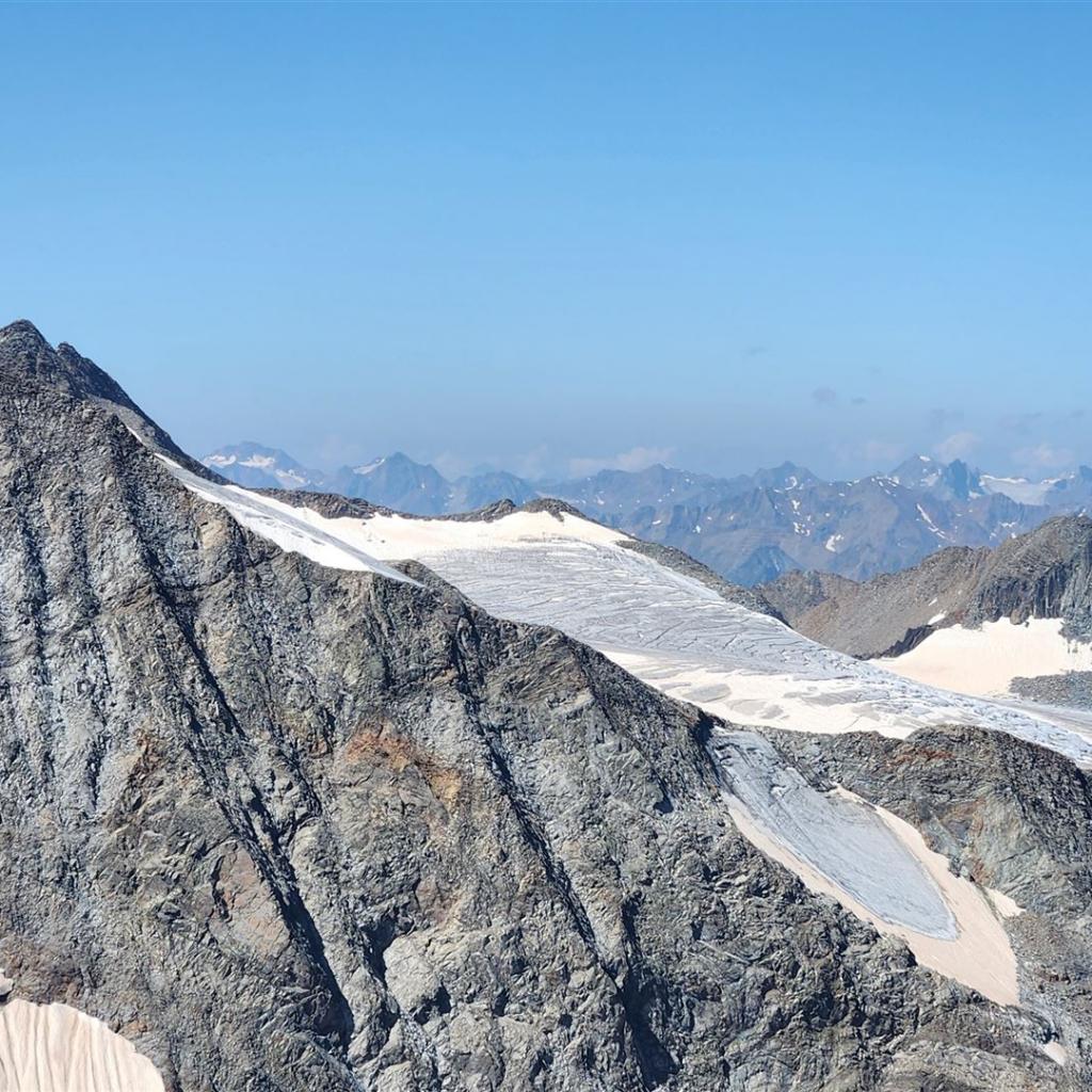 In der Mitte über dem Gletscher der Pfaffenkogel, 3366 m