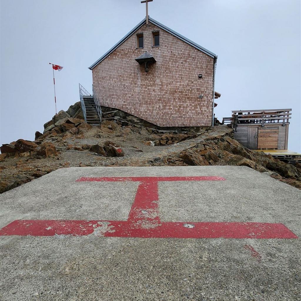 Becherhaus mit Kapelle und Hubschrauberlandeplatz