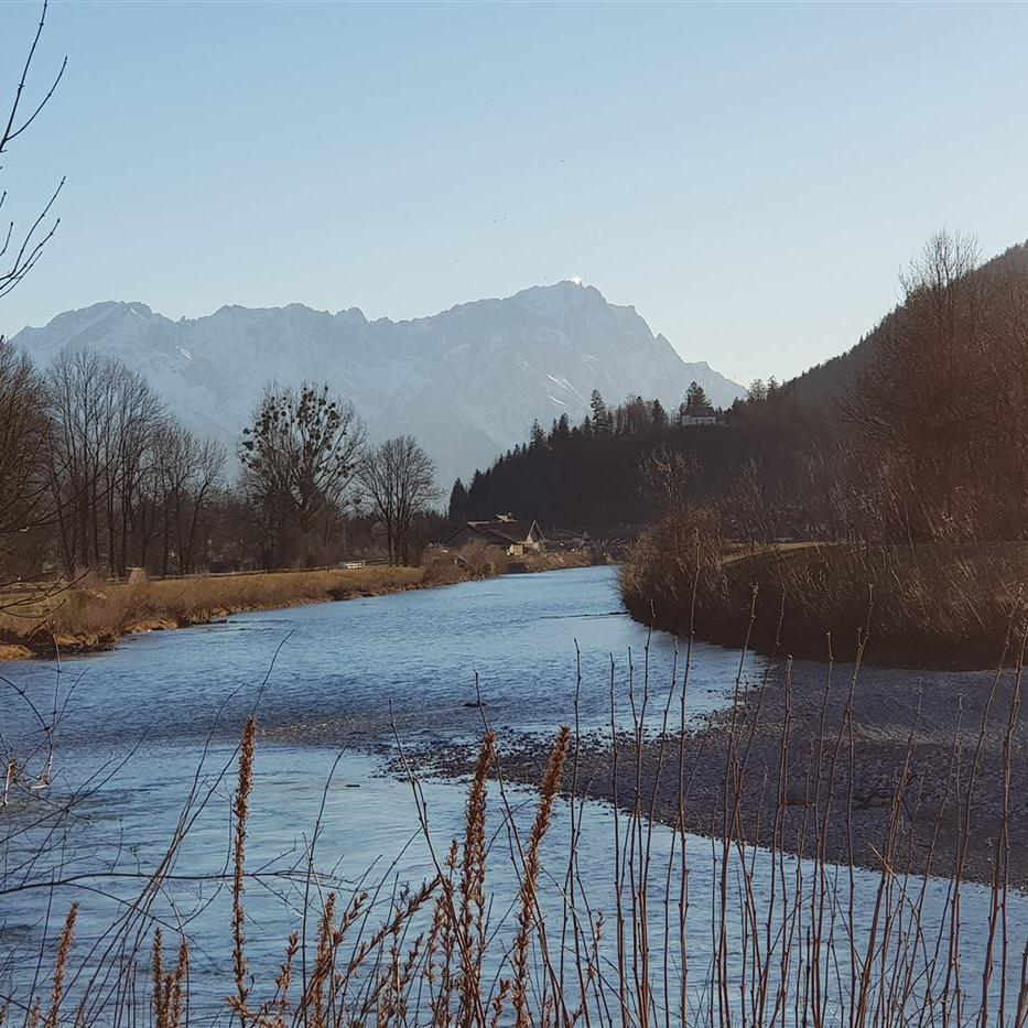 Bei Königsdorf: Blick über die Loisach zur Zugspitze