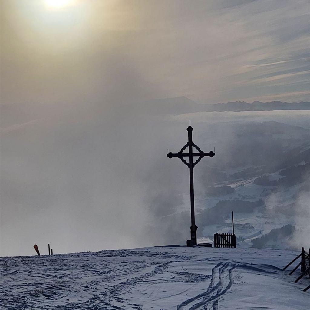 Das Gipfelkreuz etwas unterhalb