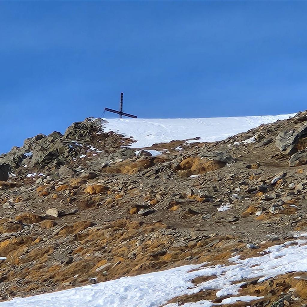 Blick aufs Gipfelkreuz vom Joch
