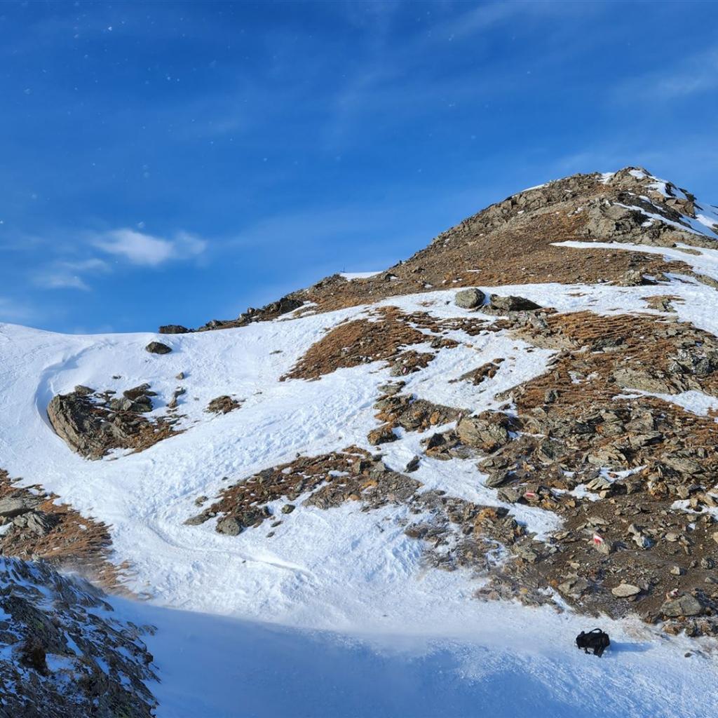 Finde das Gipfelkreuz (beim Schneefleck in der Mitte)