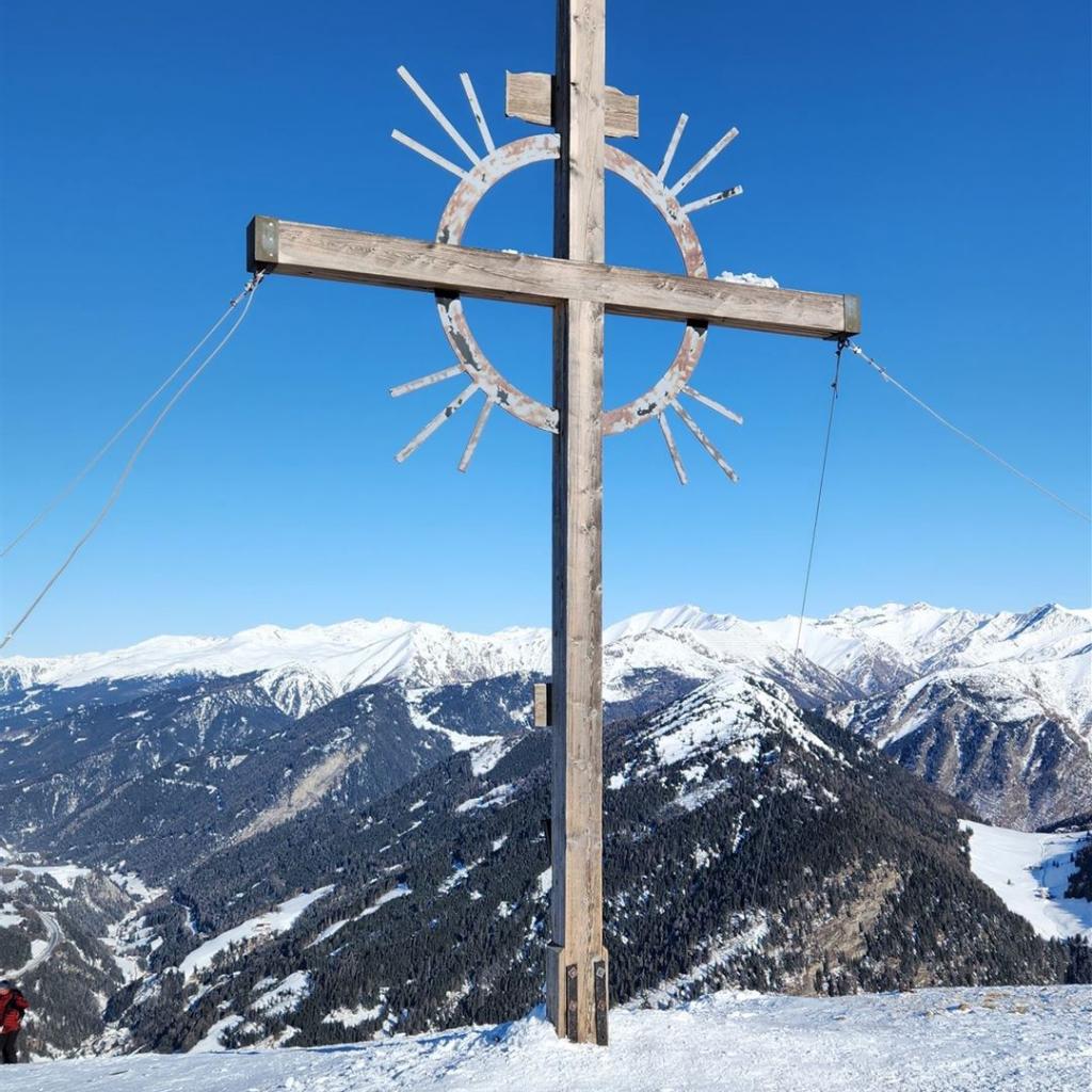 Schönes Gipfelkreuz auf dem Sattelberg