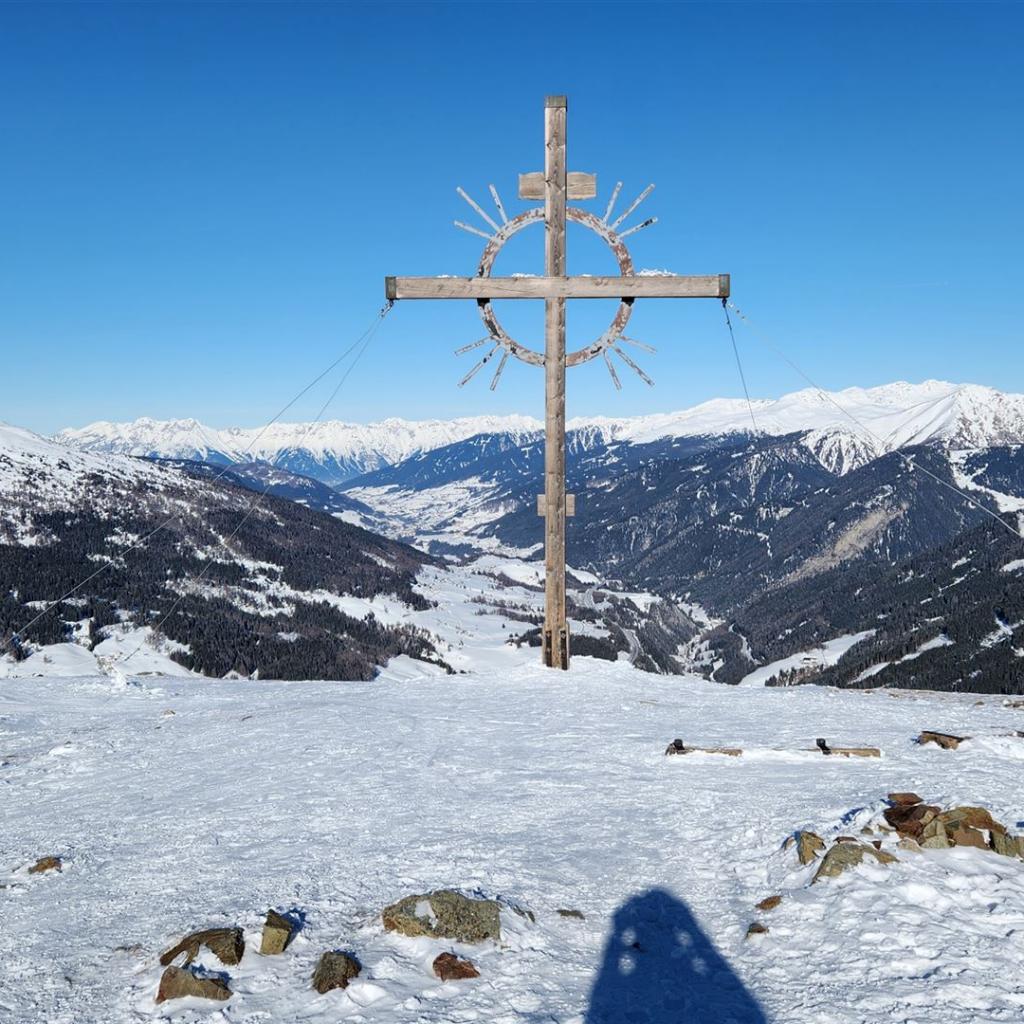 Sattelberg-Gipfelkreuz, im Hintergrund das Wipptal