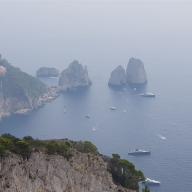 Blick vom Monte Solaro auf die Faraglioni di Capri