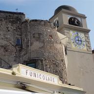 Kirche neben der Schienenseilbahn Funicolare di Capri