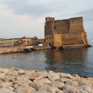 Das Castel dell’Ovo an der Hafenpromenade