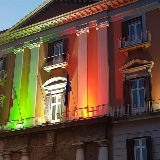 Gebäude an der Piazza Plebiscito in den italienischen Farben