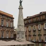 Der Obelisk an der Piazza San Domenico Maggiore