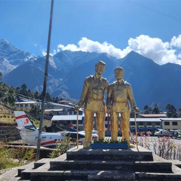 Die Edmund Hillary und Tenzing Norgay Statue (Lukla Airport)