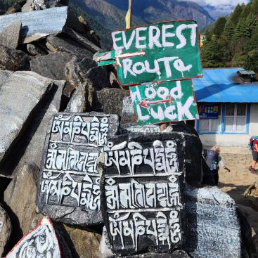Mantra-Steine bzw. Mani-Steine kurz nach Lukla