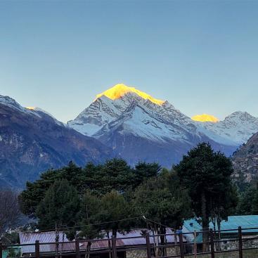 Tengi Ragi Tau, 6943 m (vom Tenzing Norgay Sherpa Heritage Center)