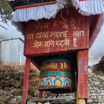 Gebetsmühle vor der Thame Monastery