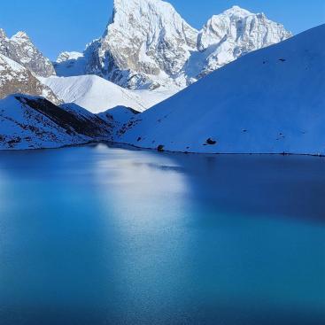 Gokyo Lake mit Cholatse, 6423 m, und Taboche, 6505 m