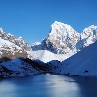 Gokyo Lake mit Cholatse, 6423 m, und Taboche, 6505 m