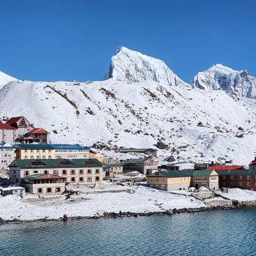 Gokyo mit Cholatse, 6423 m, und Taboche, 6505 m