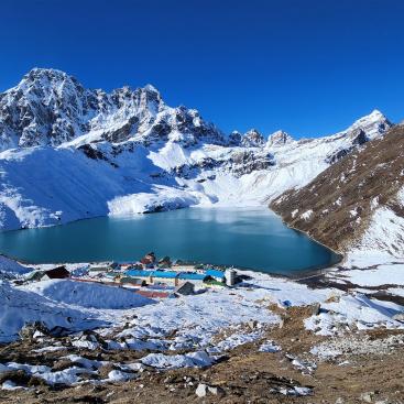 Blick zurück über Gokyo auf den Reno La Pass