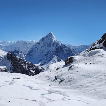 Die Ama Dablam beim Abstieg vom Cho La Pass nach Dzonghla