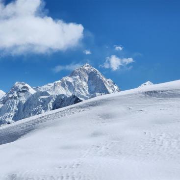 Chomolonzo, 7804 m, und Makalu, 8485 m (Abstieg vom Khongma La Pass)
