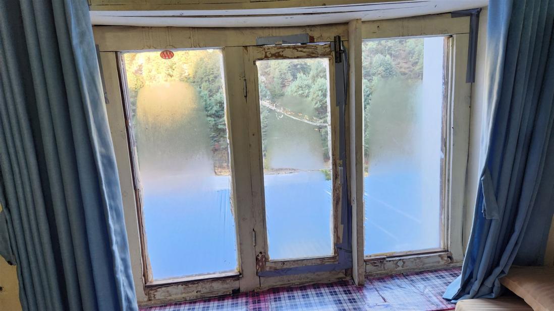 Fenster mit Panzerband repariert